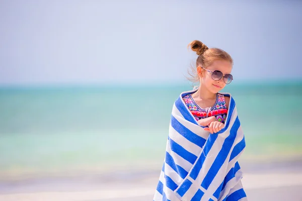 Entzückend glücklich lächelndes kleines Mädchen mit Handtuch im Strandurlaub — Stockfoto