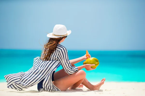 Jeune belle femme en vacances à la plage — Photo