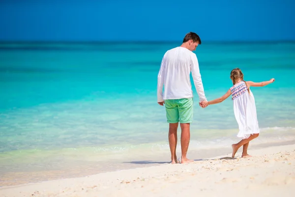 Família feliz se divertindo na praia tropical branca — Fotografia de Stock