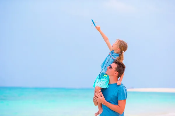 Glückliche Familie mit Spaß am weißen tropischen Strand — Stockfoto