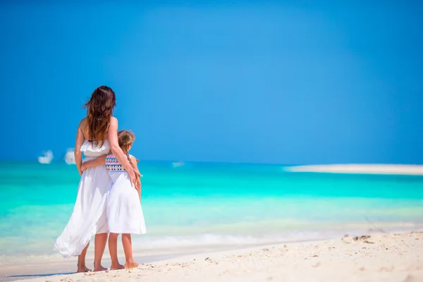 Mother and daughter enjoying time at tropical beach — Stock Photo, Image