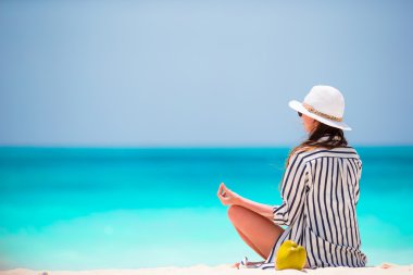 Sahilde bir meditasyon güzel kadın cesedi