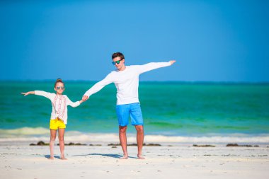 Mutlu baba ve çocuk birlikte beyaz tropikal plaj