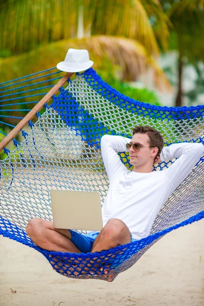 Junger Mann entspannen in Hängematte — Stockfoto