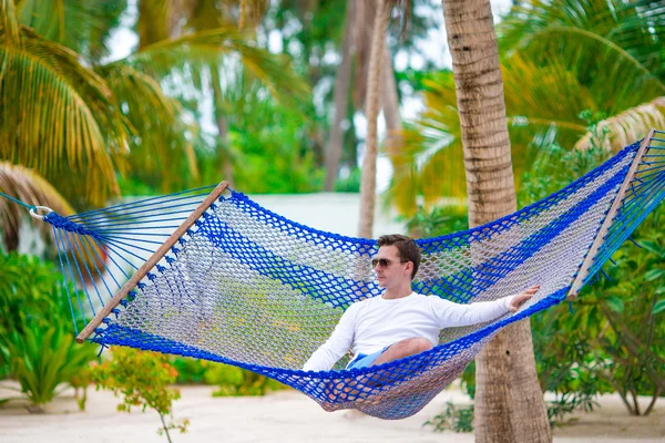 Uomo rilassante in amaca — Foto Stock