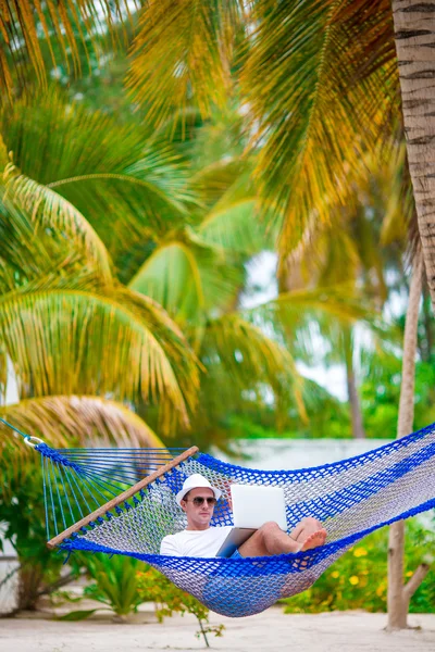 Hombre relajante en hamaca — Foto de Stock