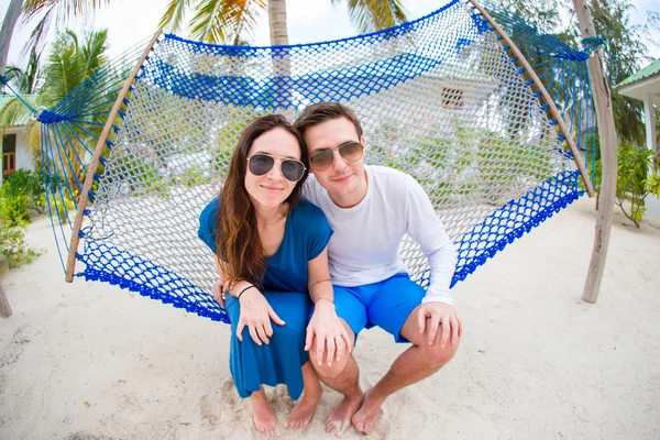Gelukkige paar op het strand in huwelijksreis — Stockfoto