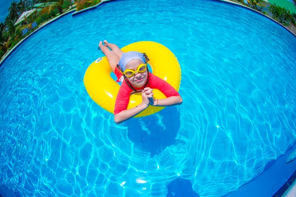 Bambina con cerchio di gomma gonfiabile che si diverte in piscina — Foto Stock