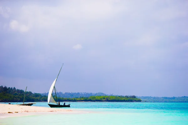 Viejo dhow de madera en la playa blanca en el Océano Índico — Foto de Stock