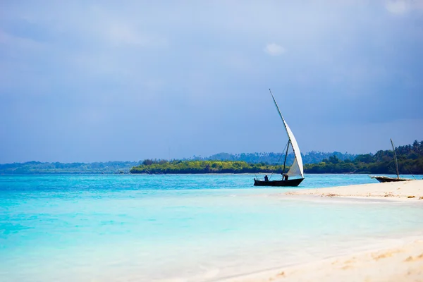 Viejo dhow de madera en la playa blanca en el Océano Índico — Foto de Stock