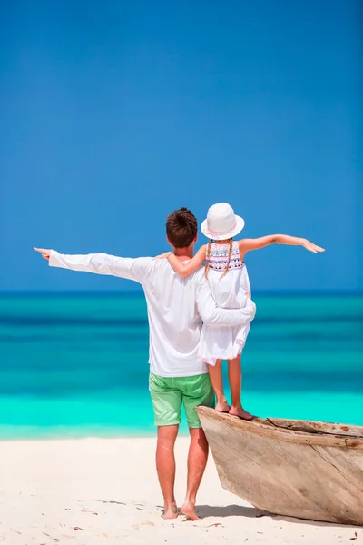 小女孩和年轻父亲在热带海滩度假 — 图库照片