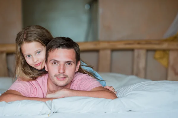 Vader en schattig klein meisje hebben plezier thuis — Stockfoto
