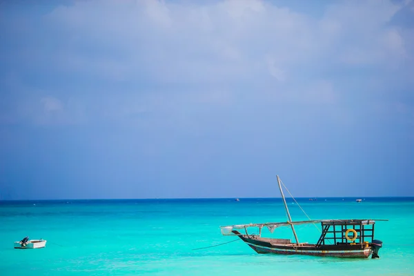 Viejo dhow de madera en el mar en el Océano Índico — Foto de Stock