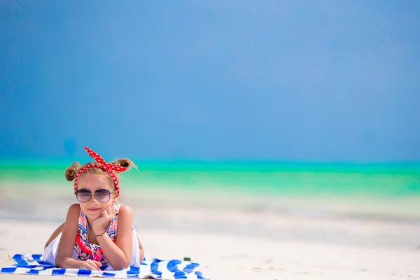 Adorabile bambina divertirsi sulla spiaggia tropicale durante le vacanze — Foto Stock