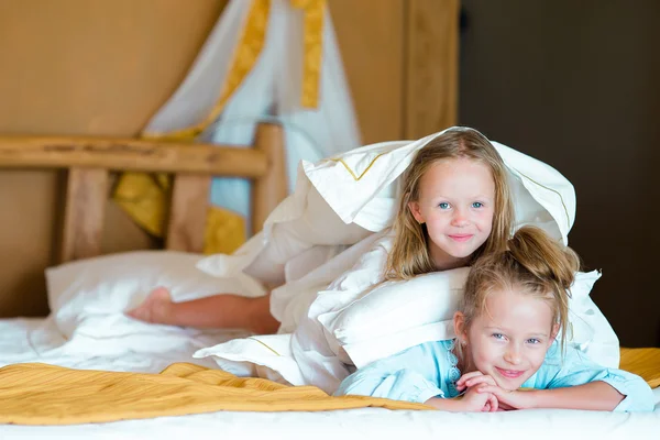 Urocze dziewczynki, zabawy w domu na łóżku — Zdjęcie stockowe