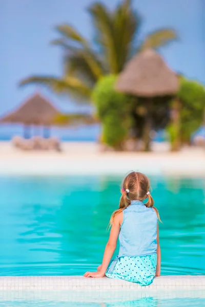 Little happy adorable girl in outdoor swimming pool — Stock Photo, Image