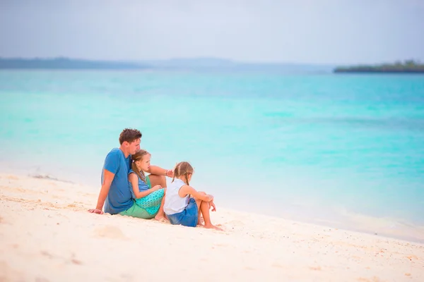 Junge schöne Familie im Urlaub — Stockfoto