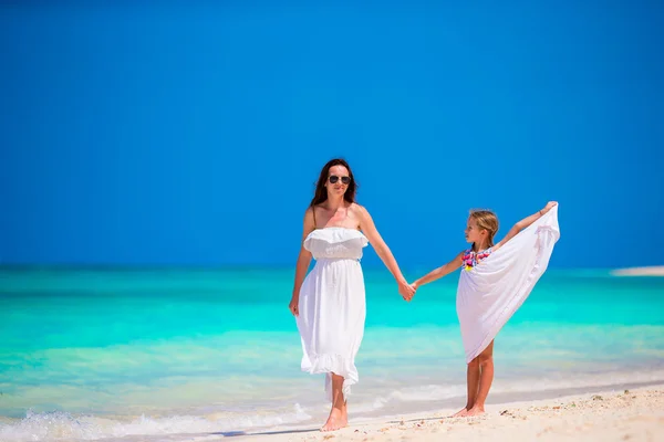 Anya és lánya élvezik az időt a trópusi strandon — Stock Fotó