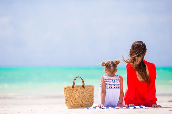 Mãe e filha aproveitando o tempo na praia tropical — Fotografia de Stock