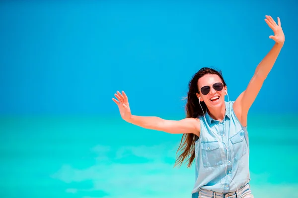 Młoda kobieta piękne cieszyć się muzyką na plaży — Zdjęcie stockowe