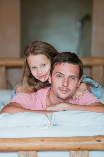 Pai e adorável menina se divertindo em casa — Fotografia de Stock