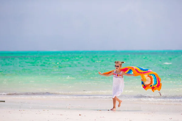 Adorable niña en la playa durante las vacaciones de verano —  Fotos de Stock