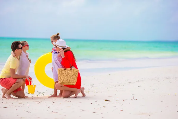 Giovane bella famiglia in vacanza — Foto Stock