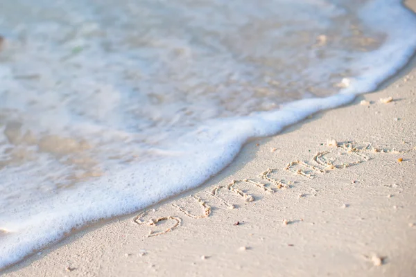 Concepto de vacaciones de verano. La palabra verano escrita en la arena — Foto de Stock