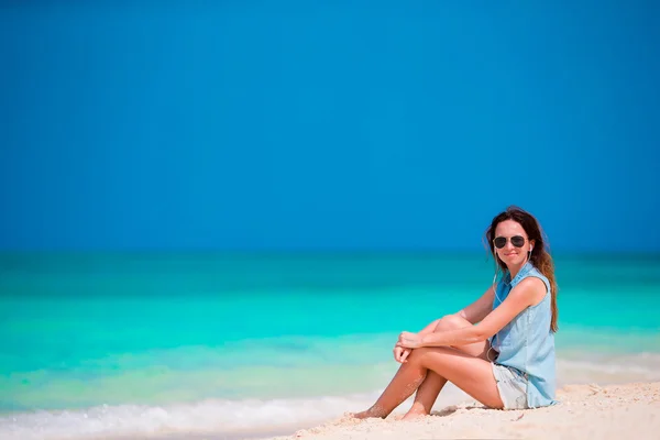 Jovem mulher bonita apreciando a música na praia — Fotografia de Stock