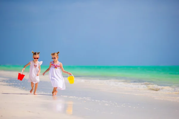 Niños divirtiéndose en la playa tropical jugando juntos en aguas poco profundas —  Fotos de Stock