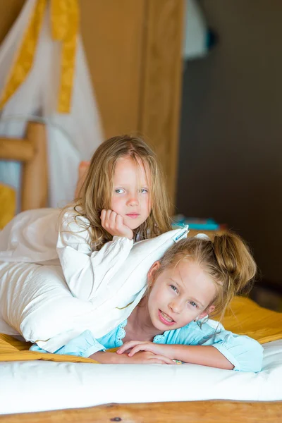 Adorables niñas divirtiéndose en casa en la cama — Foto de Stock