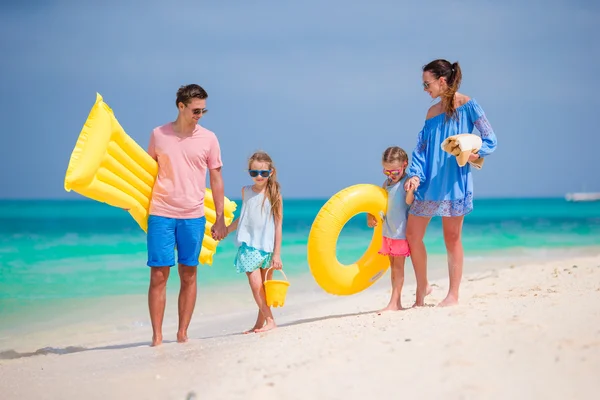 Felice bella famiglia sulla spiaggia bianca con materassi ad aria — Foto Stock