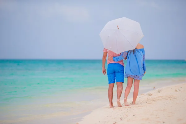 Mladý šťastný pár během tropickou dovolenou na pláži — Stock fotografie