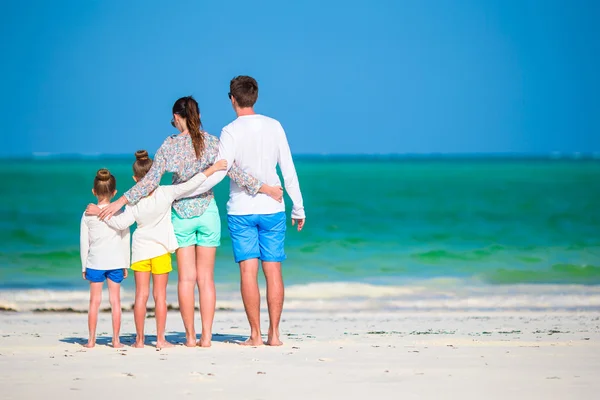 Junge schöne Familie im Urlaub — Stockfoto