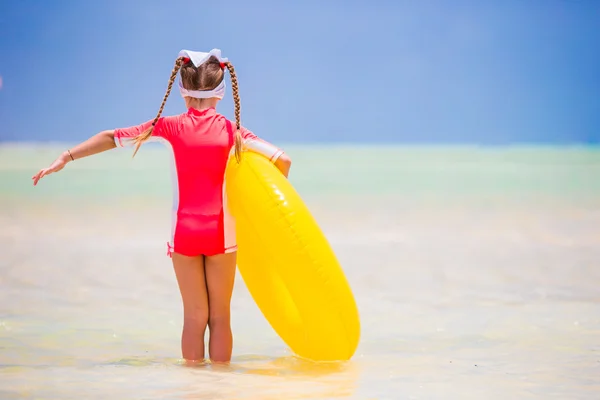 Sevimli kız beyaz plaj yuvarlağına şişirilebilir kauçuk ile — Stok fotoğraf