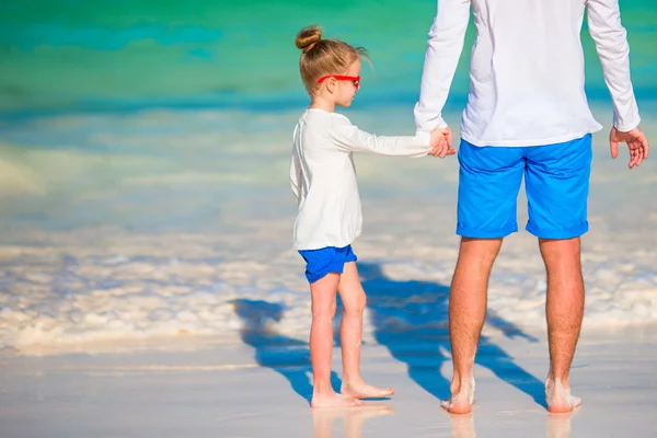 Šťastný otec a dítě spolu na tropické pláži s bílým — Stock fotografie