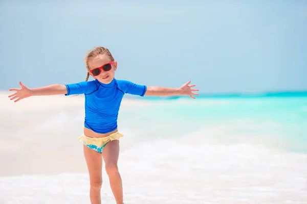 Pequena menina adorável em férias na praia — Fotografia de Stock