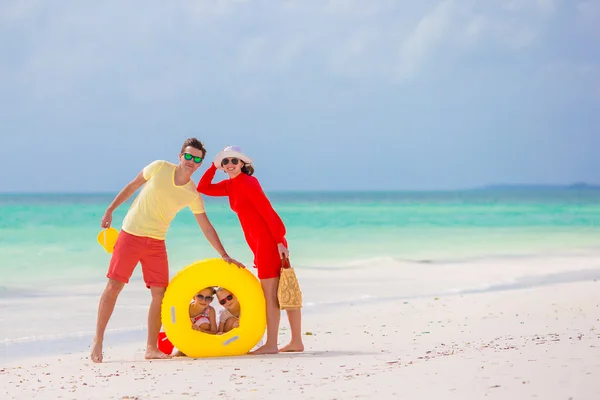 Felice bella famiglia sulla spiaggia bianca — Foto Stock