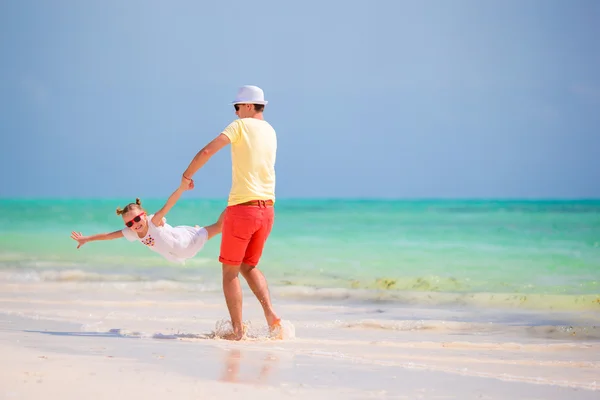 Feliz padre y su adorable hijita en la playa tropical divirtiéndose —  Fotos de Stock