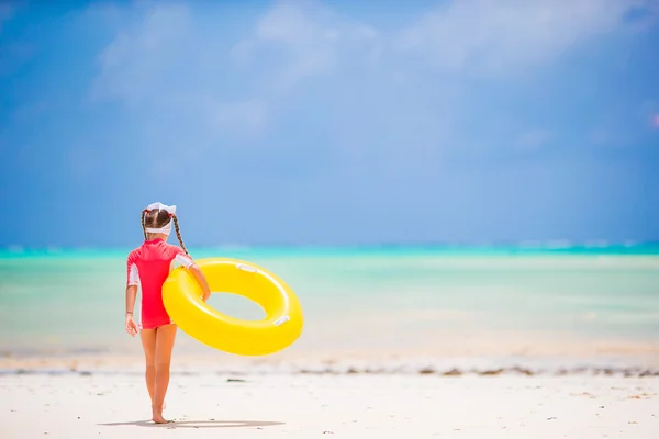 Adorable chica con círculo de goma inflable va a nadar en el mar —  Fotos de Stock
