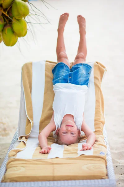 Pequena menina adorável na cadeira de praia — Fotografia de Stock
