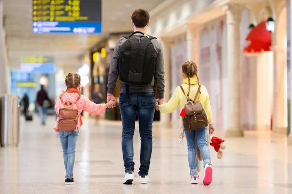 Familia feliz con dos niños en el aeropuerto se divierten esperando el embarque — Foto de Stock