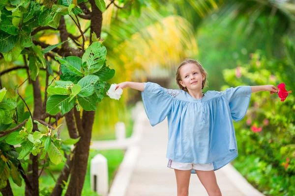 Adorable little girl on tropical beach vacation — Stock Photo, Image