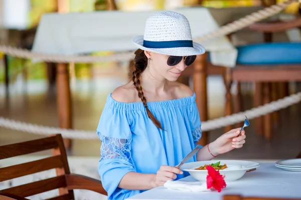 Jovem mulher tomando café da manhã no café ao ar livre em férias de verão — Fotografia de Stock