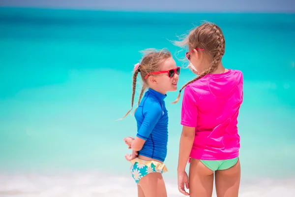 Barnen har roligt på tropical beach under sommarlovet — Stockfoto