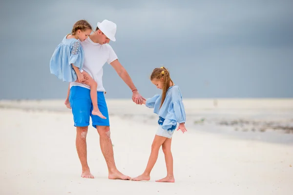 Baba ve beyaz kumlu plaj üzerinde yürüme çocuklar — Stok fotoğraf