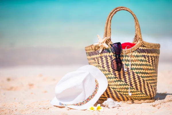 Accesorios de playa - bolsa de paja, gafas de sol, sombrero en la playa —  Fotos de Stock