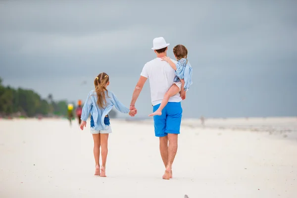 Młoda rodzina na białej plaży podczas wakacji — Zdjęcie stockowe
