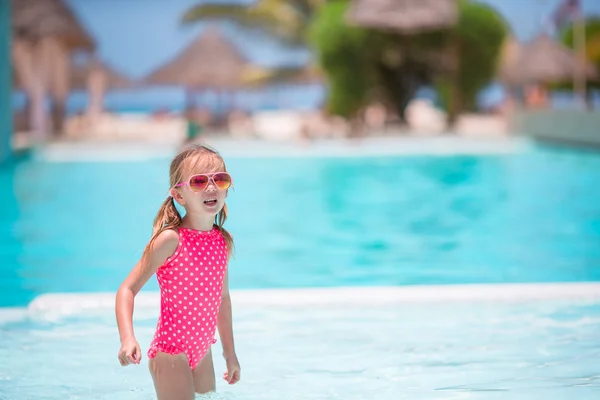 Klein gelukkig schattig meisje in openlucht zwembad — Stockfoto