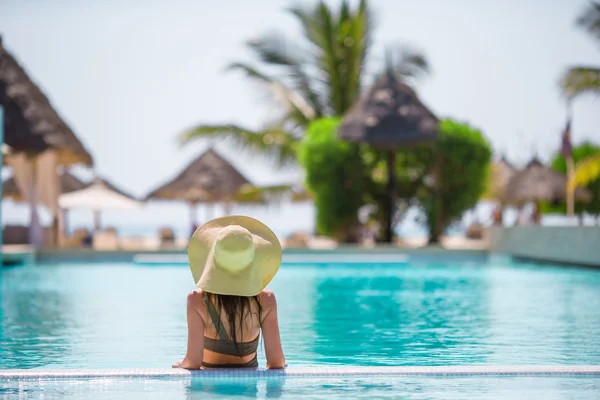 Menina bonita relaxante na piscina exterior — Fotografia de Stock